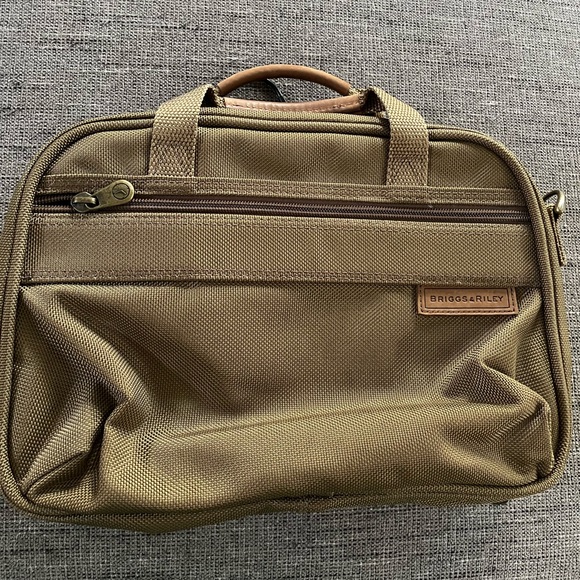 Briggs & Riley Other - Briggs & Riley Travel Toiletry Hanging Case